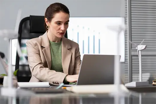 Analista revisando datos de plataformas de casino online